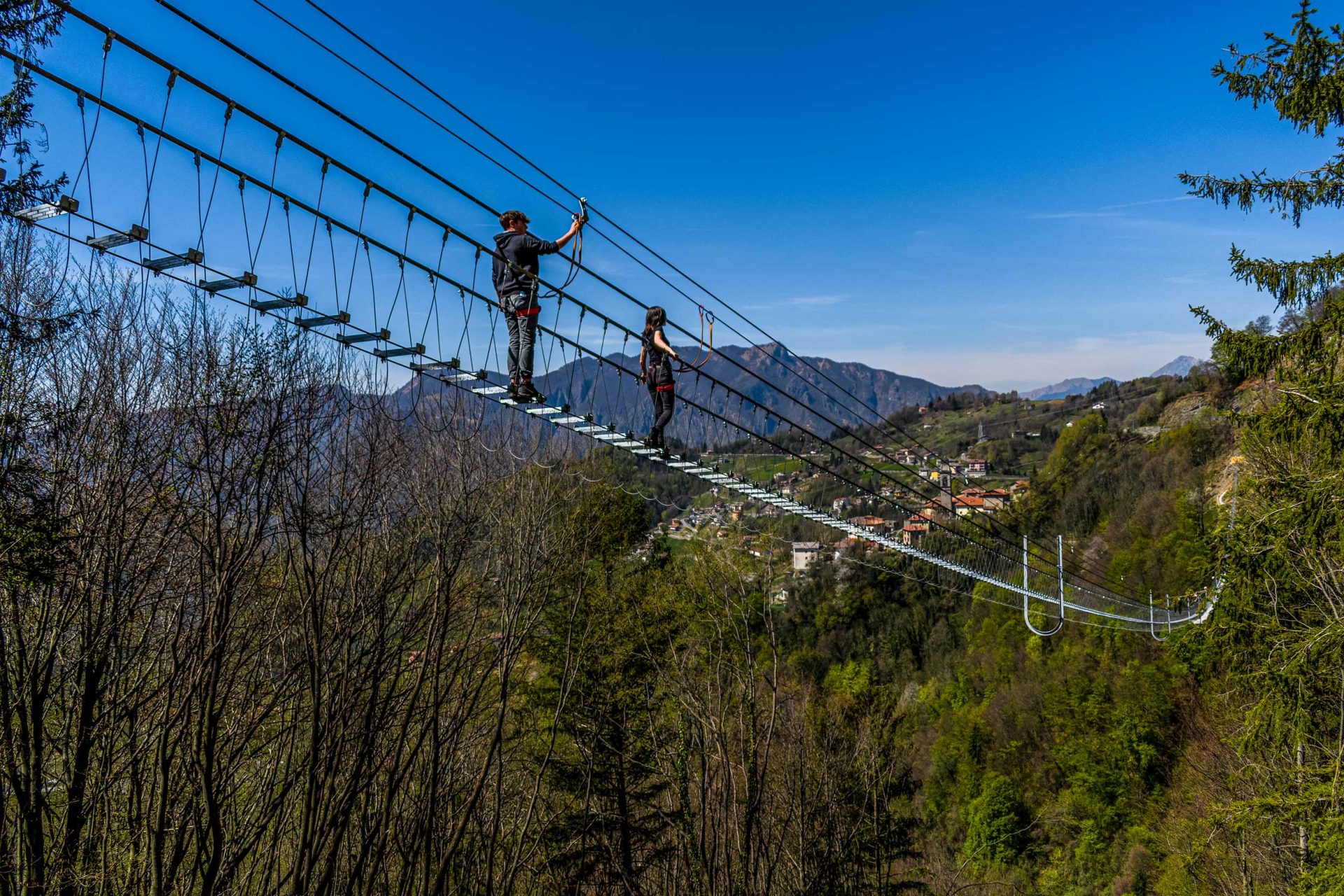 Ponte Tibetano nel sole.